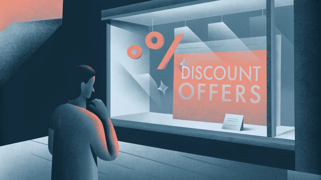 Покупатель перед прозрачным экраном с рекламой скидок